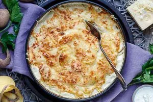 Goldbraun gebackenes Kartoffelgratin frisch aus dem Ofen, bereit zum Servieren