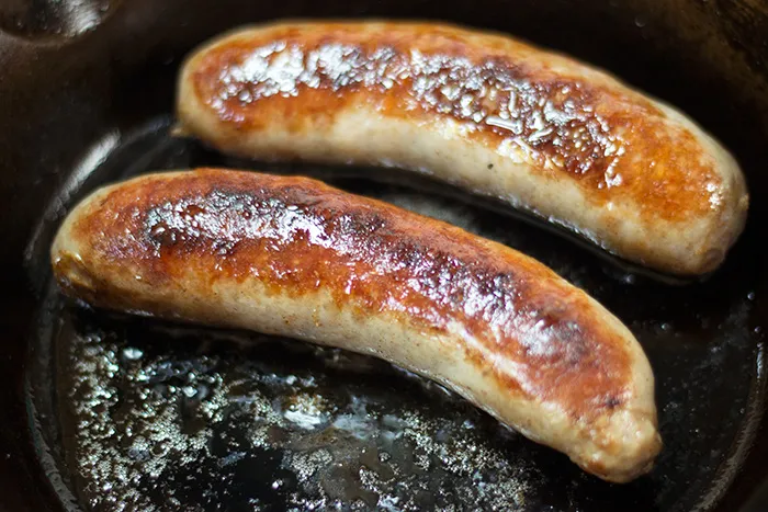 Goldbraun gebratene Bratwürste für die selbstgemachte Currywurst