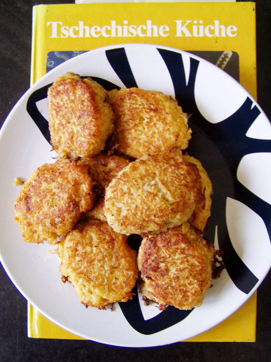 Goldbraun gebratene tschechische Sellerie-Nocken auf einem Teller, perfekt als Beilage oder vegetarisches Hauptgericht