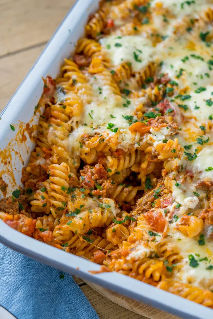 Goldbraun überbackener Nudelauflauf mit Hackfleisch in einer Auflaufform, bereit zum Servieren für die Familie.
