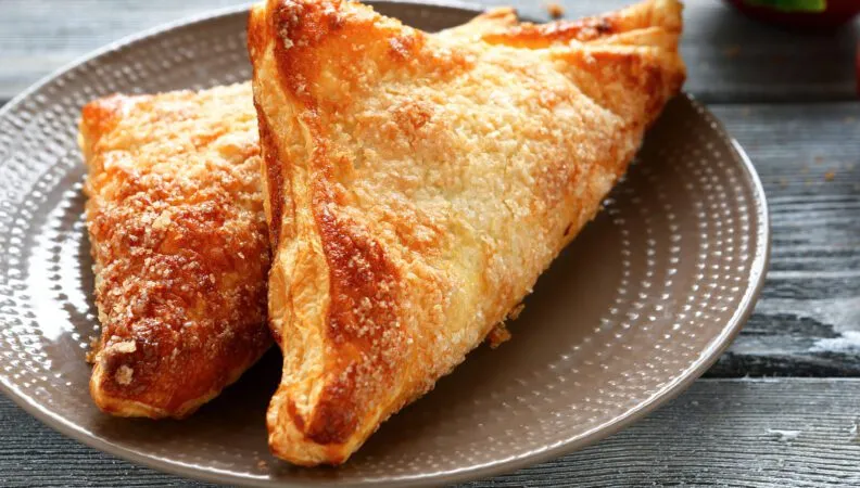 Goldbraune Appelflappen, traditionelles niederländisches Gebäck mit Apfelfüllung