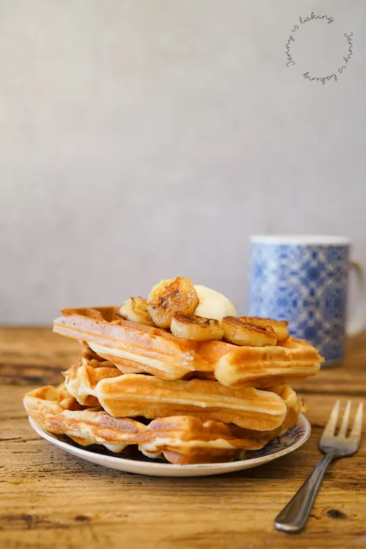Goldbraune belgische Waffeln frisch aus dem Waffeleisen, fertig zum Servieren mit Früchten oder Sahne.
