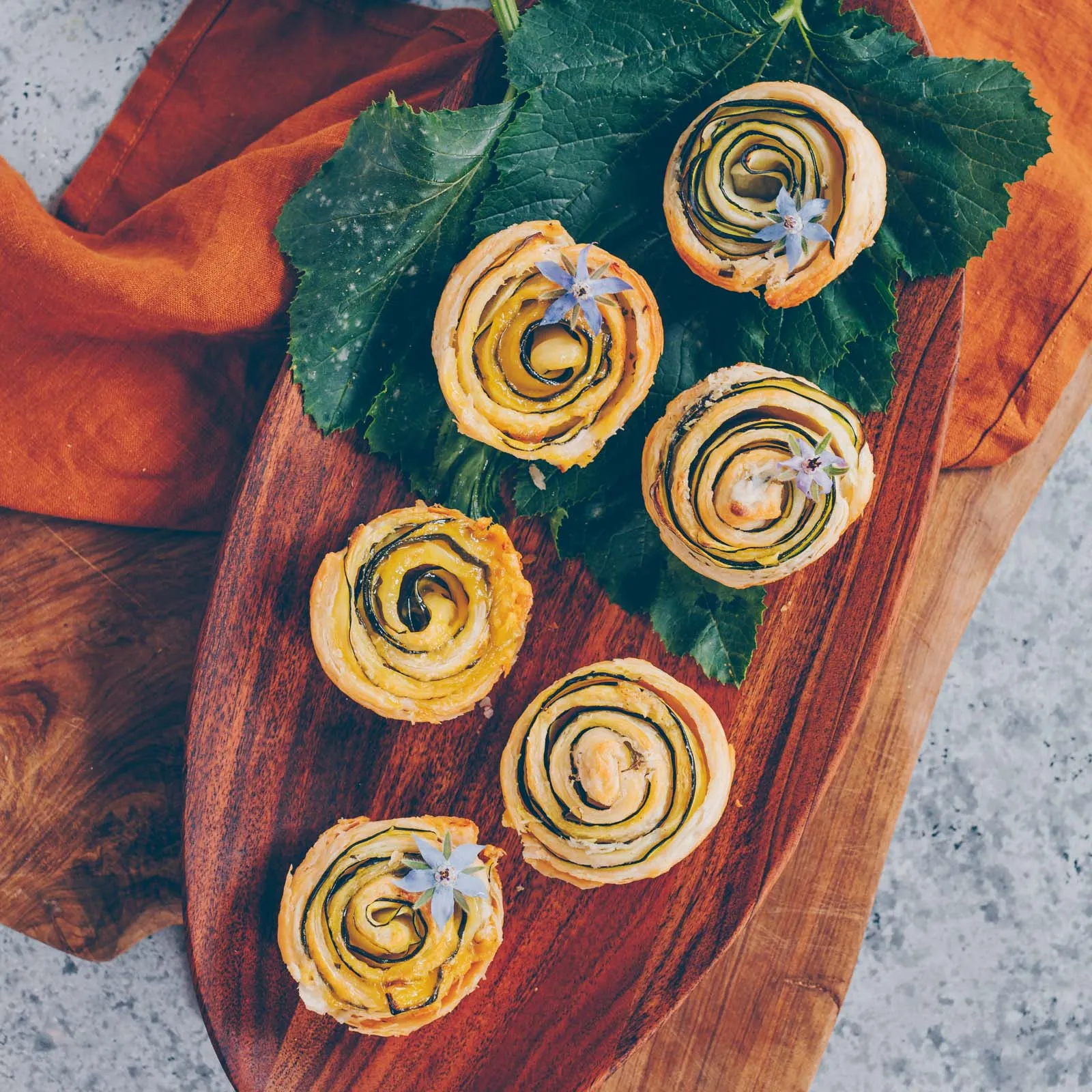 Goldbraune, gebackene Zucchini-Rosen aus Blätterteig, perfekt als Vorspeise