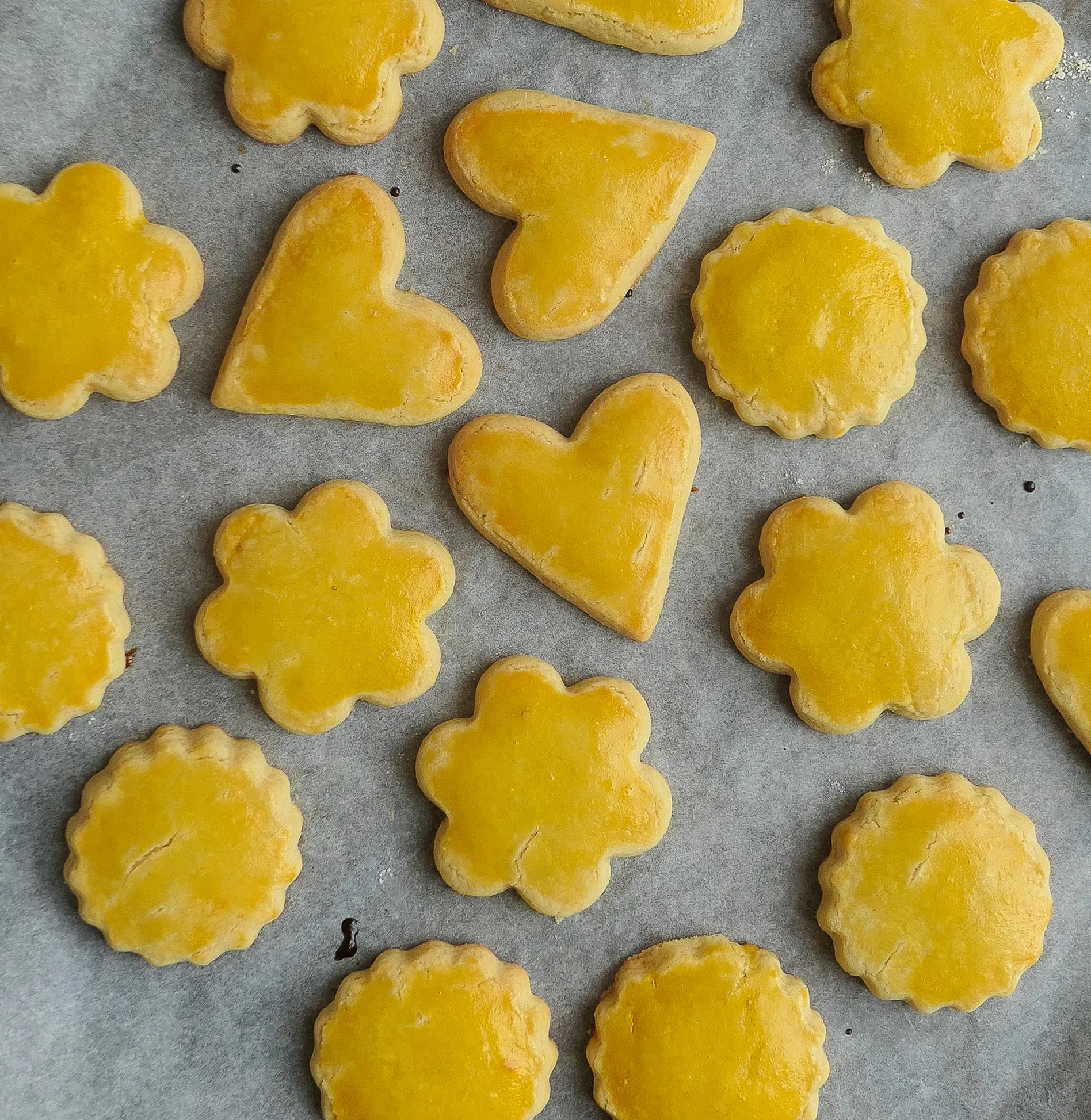 Goldbraune Mailänderli, frisch gebacken und mit Eigelb glasiert