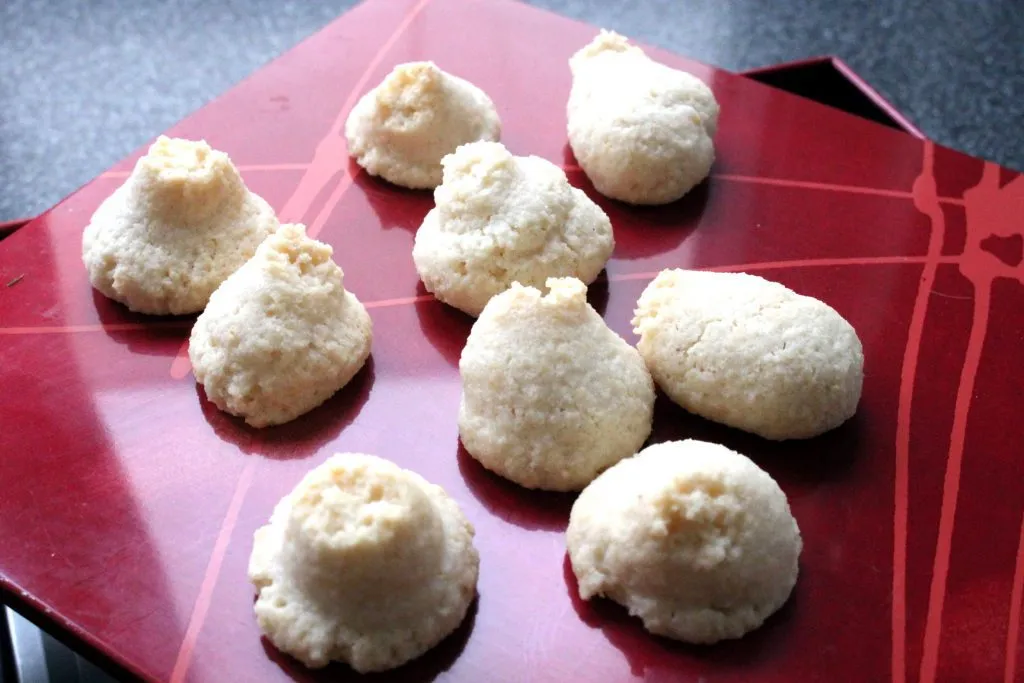 Goldbraune Mandel Plätzchen auf Backpapier