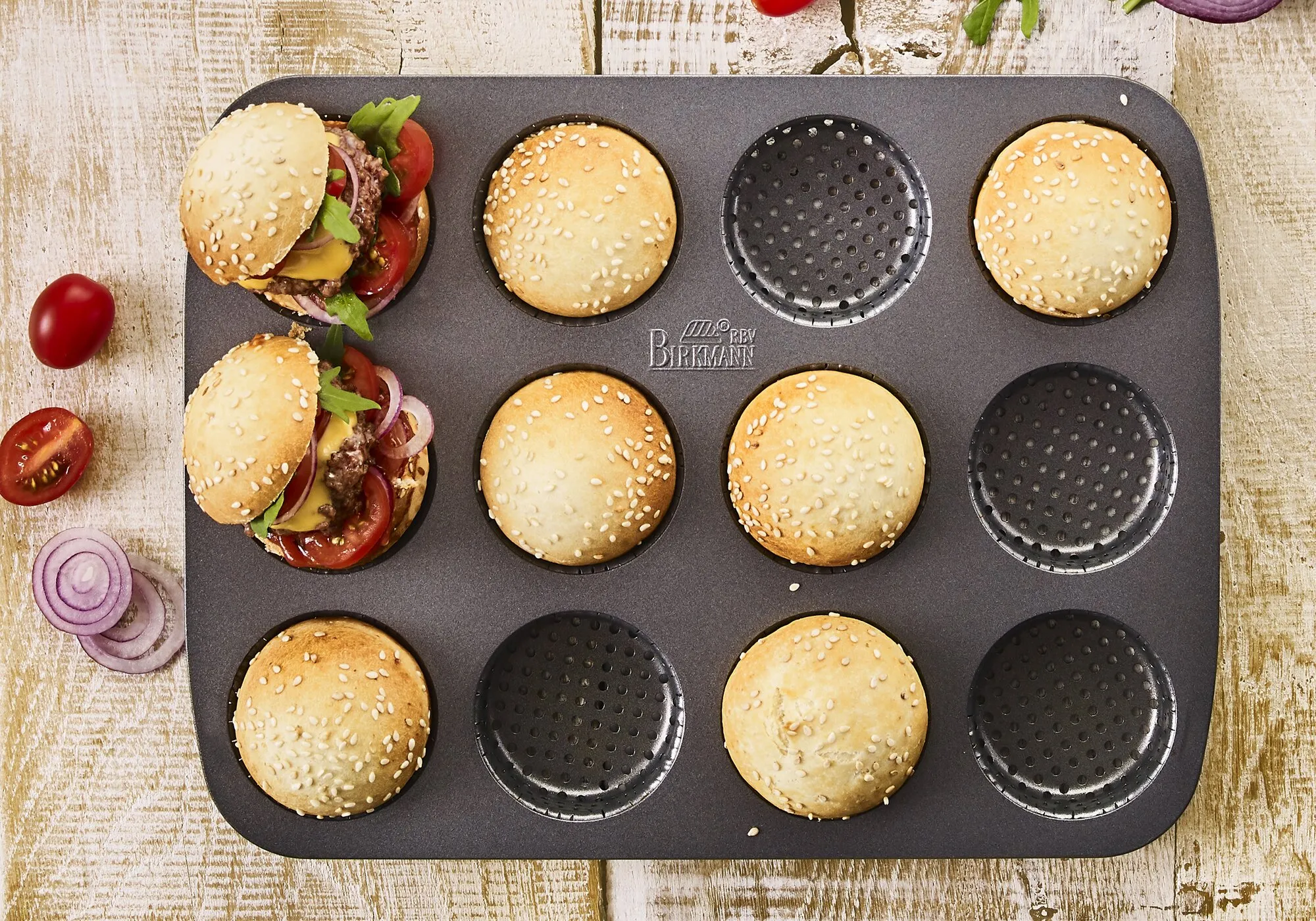 Goldbraune Mini Burger Brötchen mit Sesam, bereit zum Belegen