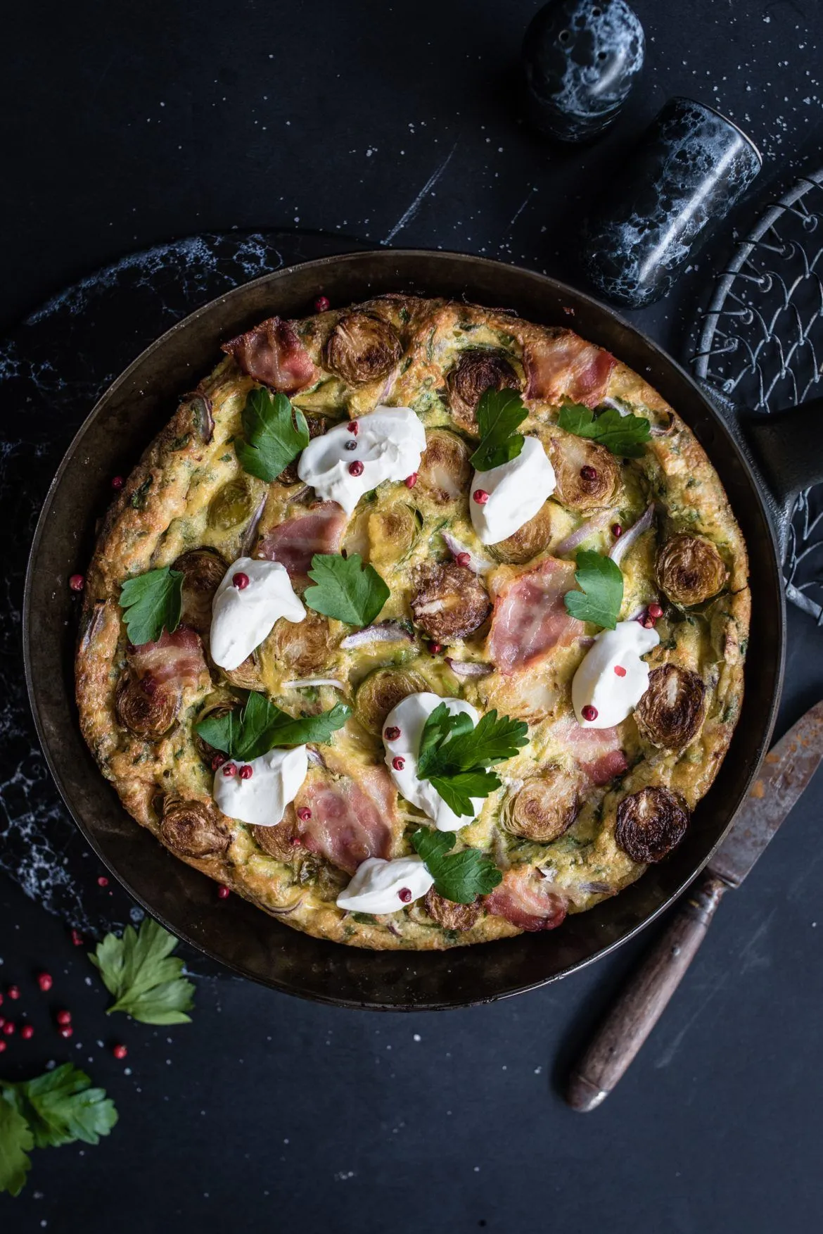Goldbraune Rosenkohl-Frittata mit Bergkäse, servierfertig geschnitten