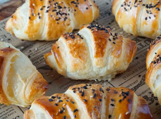 Goldbraune Schinken-Käse-Hörnchen aus Blätterteig, perfekt für Brunch oder Partybuffet