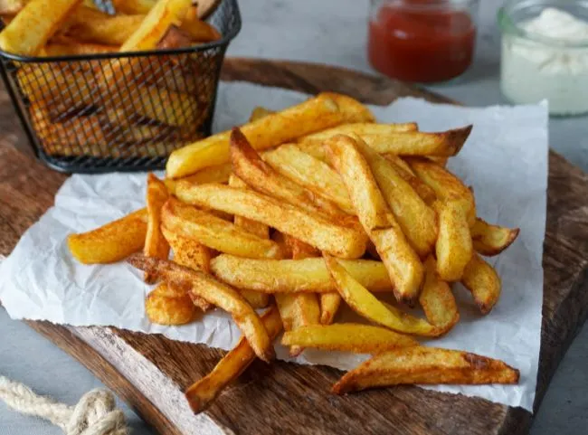 Goldbraune und ultraknusprige Pommes aus der Heißluftfritteuse, eine fettarme Alternative zum Frittieren