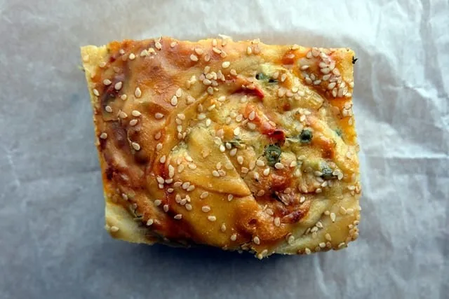 Goldbrauner Gemüsestrudel mit Sesam bestreut, servierfertig