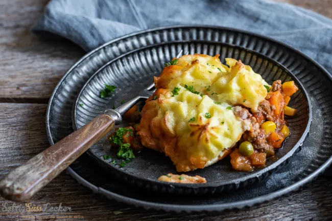 Goldbrauner Shepherd's Pie mit kunstvollem Kartoffelpüree-Topping