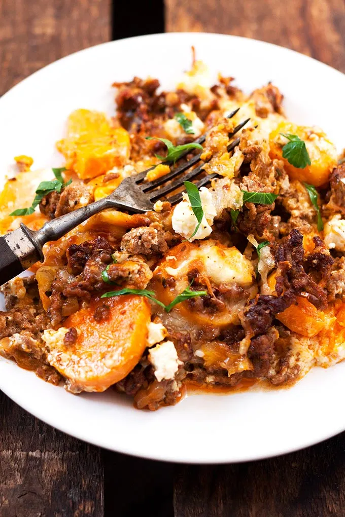 Goldbrauner Süßkartoffel-Auflauf in der Auflaufform, bereit zum Servieren