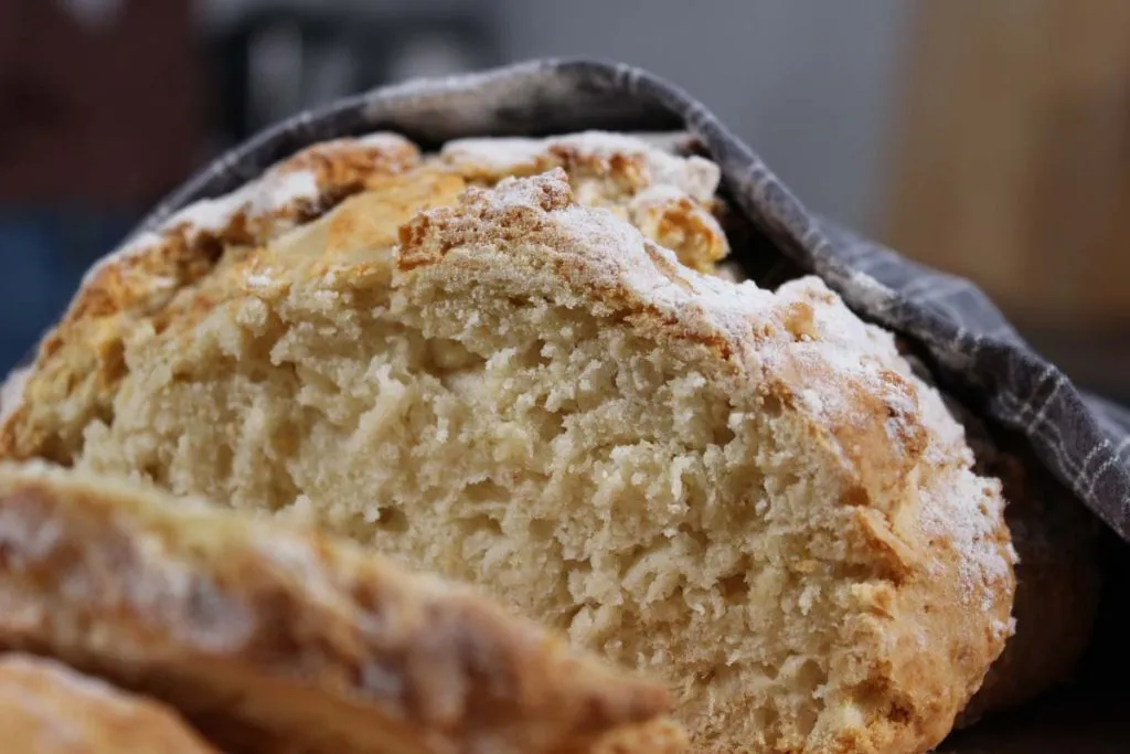 Goldbraunes, frisch gebackenes hefefreies Brot aus dem Ofen