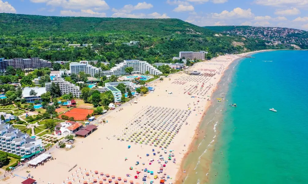 Goldener Sandstrand und türkisblaues Meer am Sonnenstrand in Bulgarien