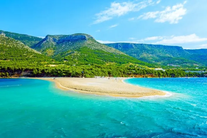 Goldenes Horn; Sandstrand in Bol auf der Insel Brac in Kroatien im Sommer.