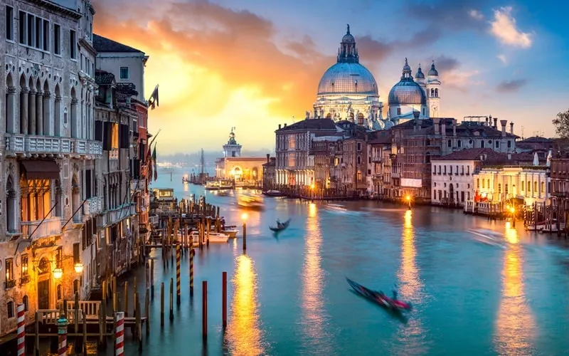 Gondeln auf dem Canal Grande in Venedig mit historischen Gebäuden im Hintergrund
