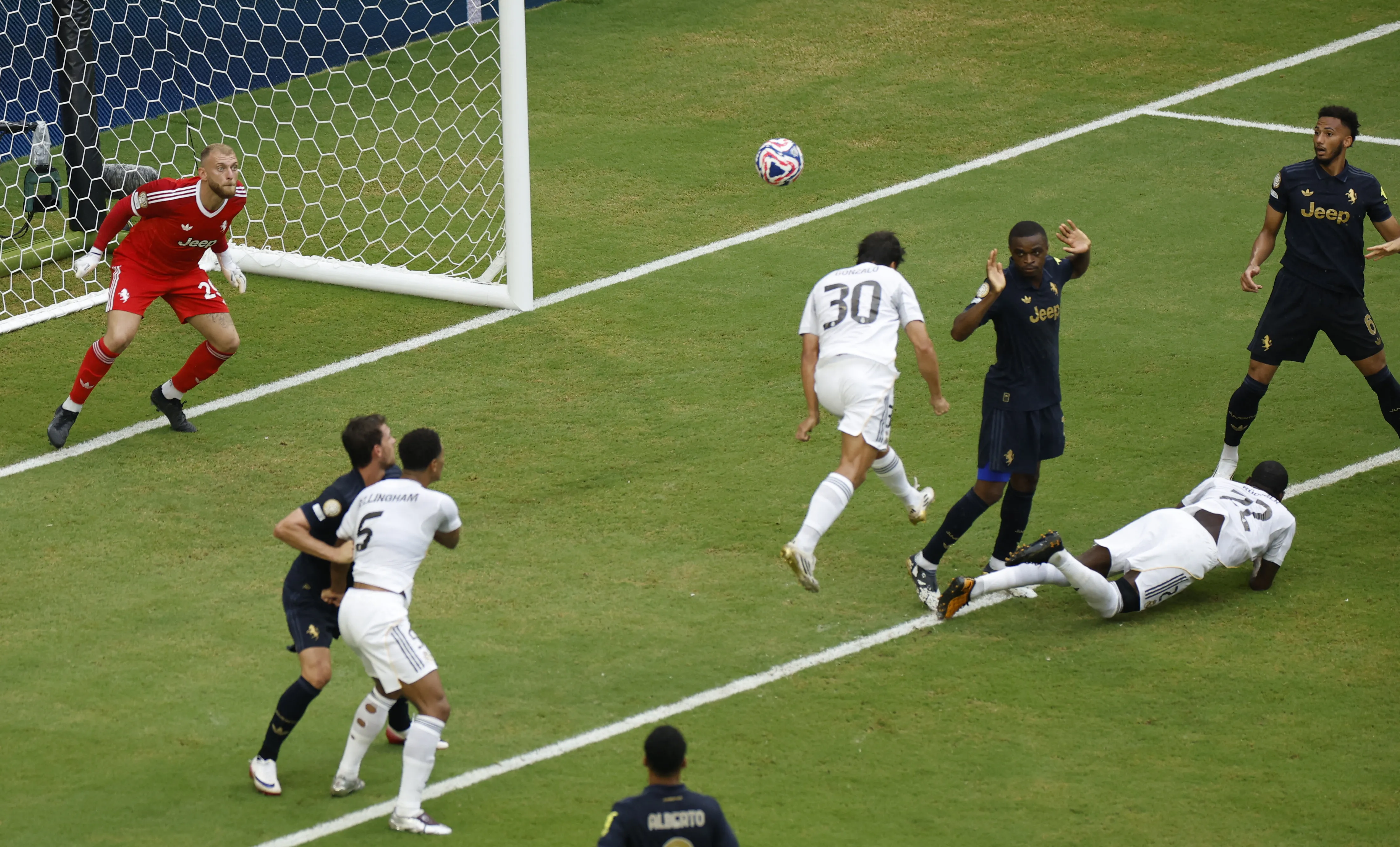 Gonzalo Garcia erzielt das entscheidende Tor für Real Madrid gegen Juventus im Achtelfinale der Klub-Weltmeisterschaft.
