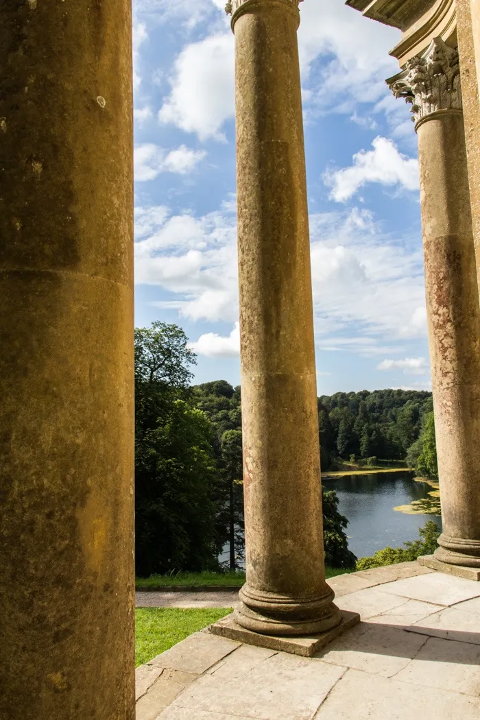 Gotischer Pavillon am See in Stourhead