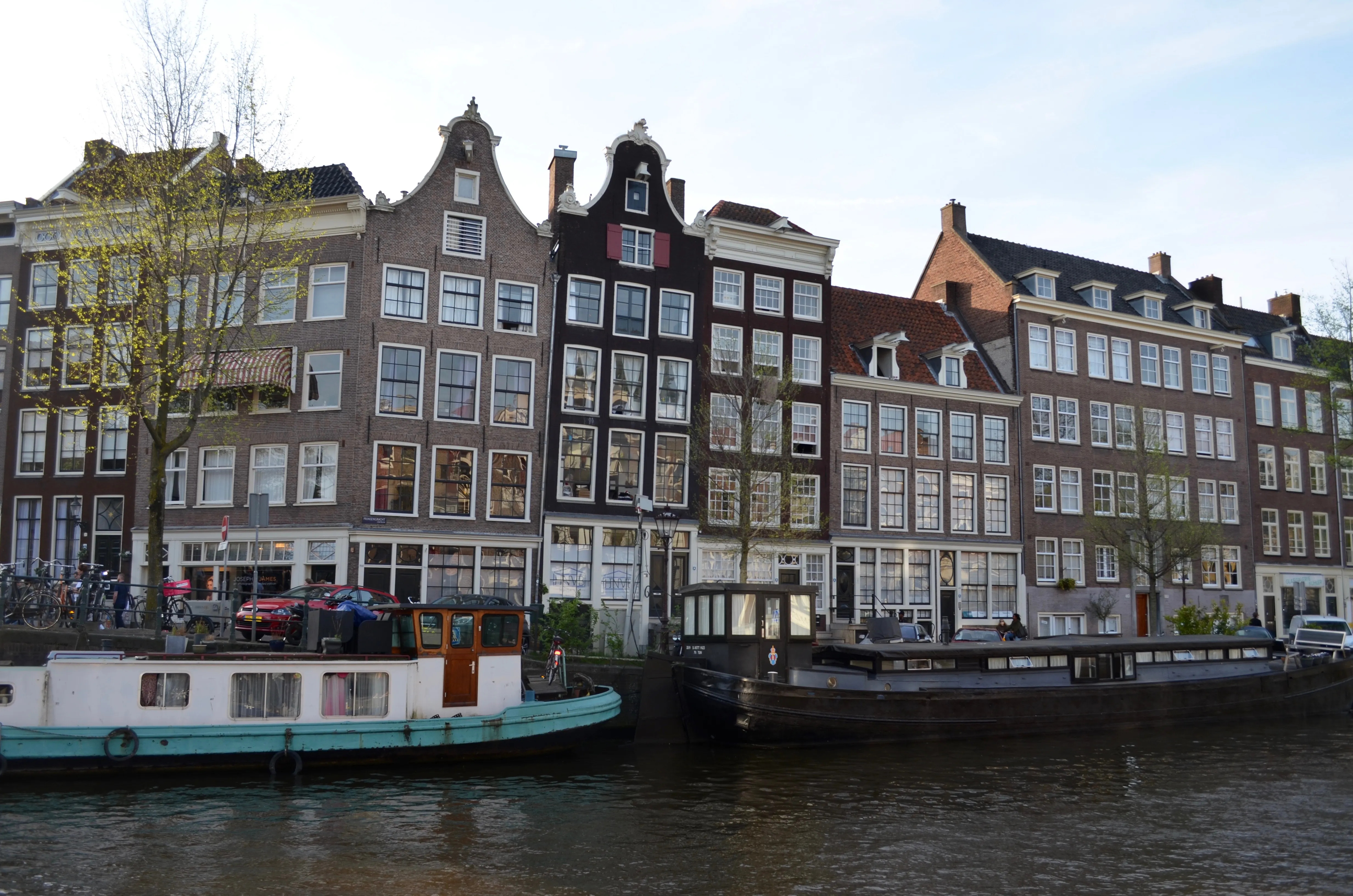 Grachten in Amsterdam bei Abenddämmerung, die eine malerische Kulisse für last minute reisen bieten.