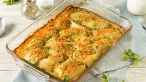 Gratinierter Fenchel in einer Auflaufform, bereit zum Servieren