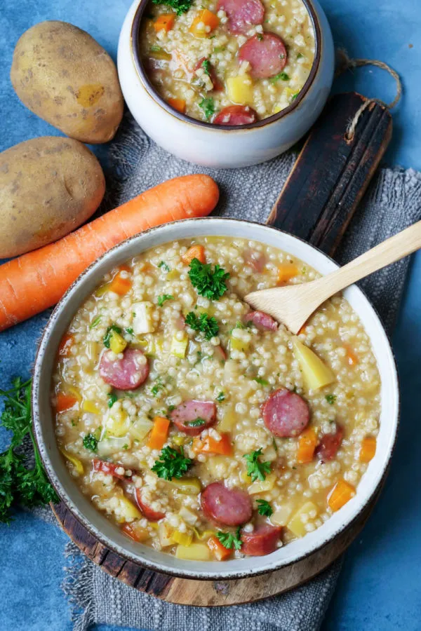 Graupensuppe mit Gemüse, Kartoffeln und Mettwurst