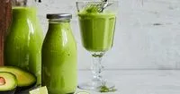 Green Smoothie mit Avocado und Limette für einen energiegeladenen Start in den Tag