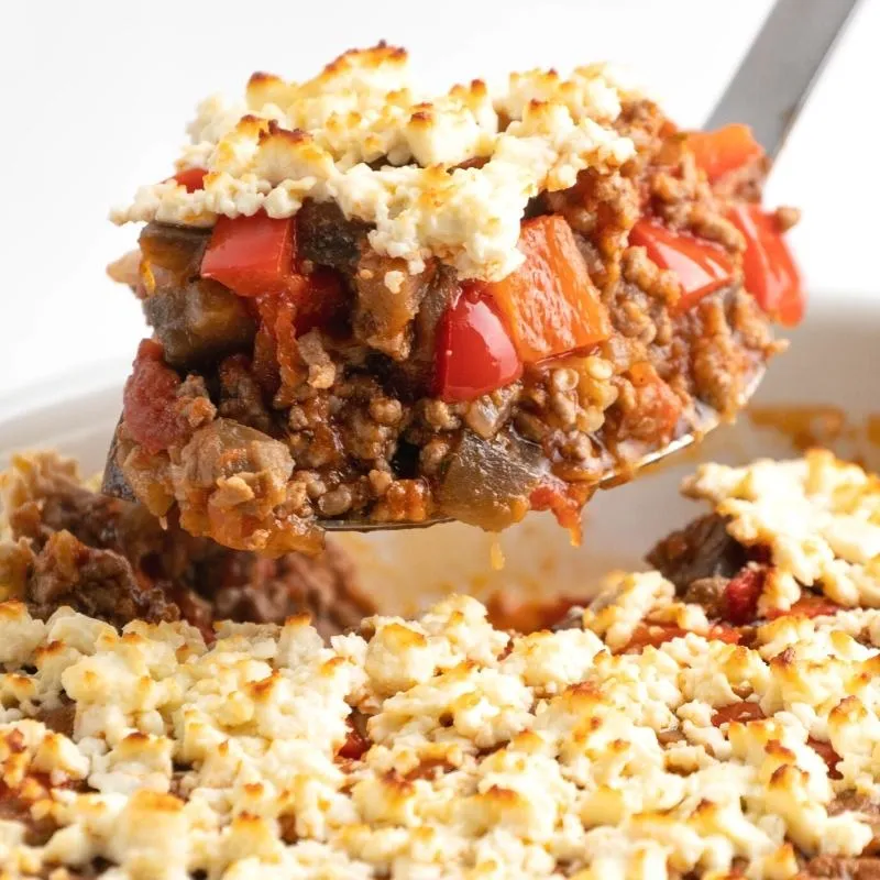 Griechischer Hackfleisch-Feta-Auflauf mit Aubergine, ein mediterranes Gericht mit wenigen Kalorien