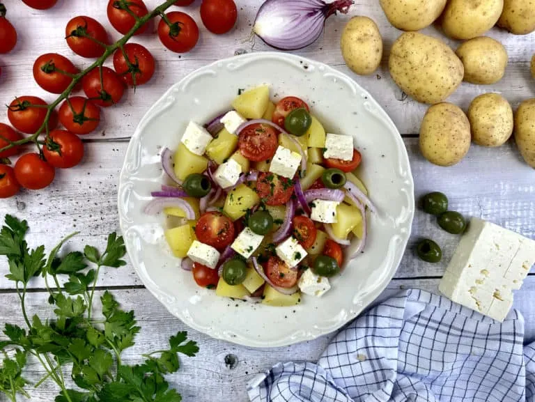 Griechischer Kartoffelsalat mit Feta, Oliven und frischer Petersilie