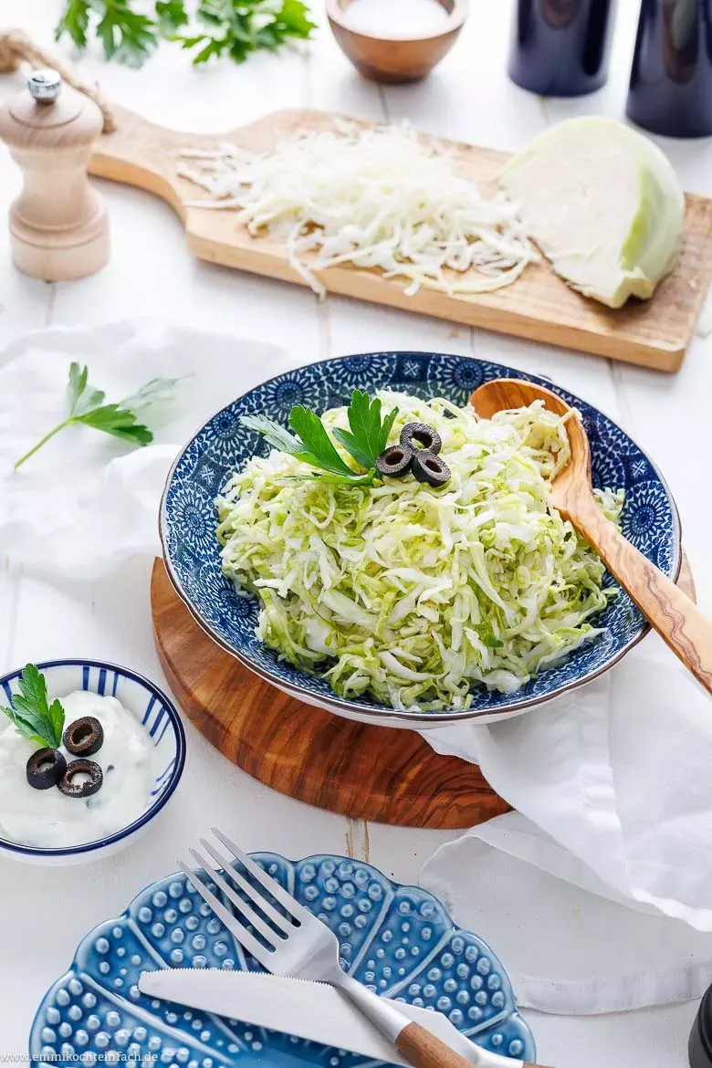 Griechischer Krautsalat als wunderbare Beilage zum Grillen