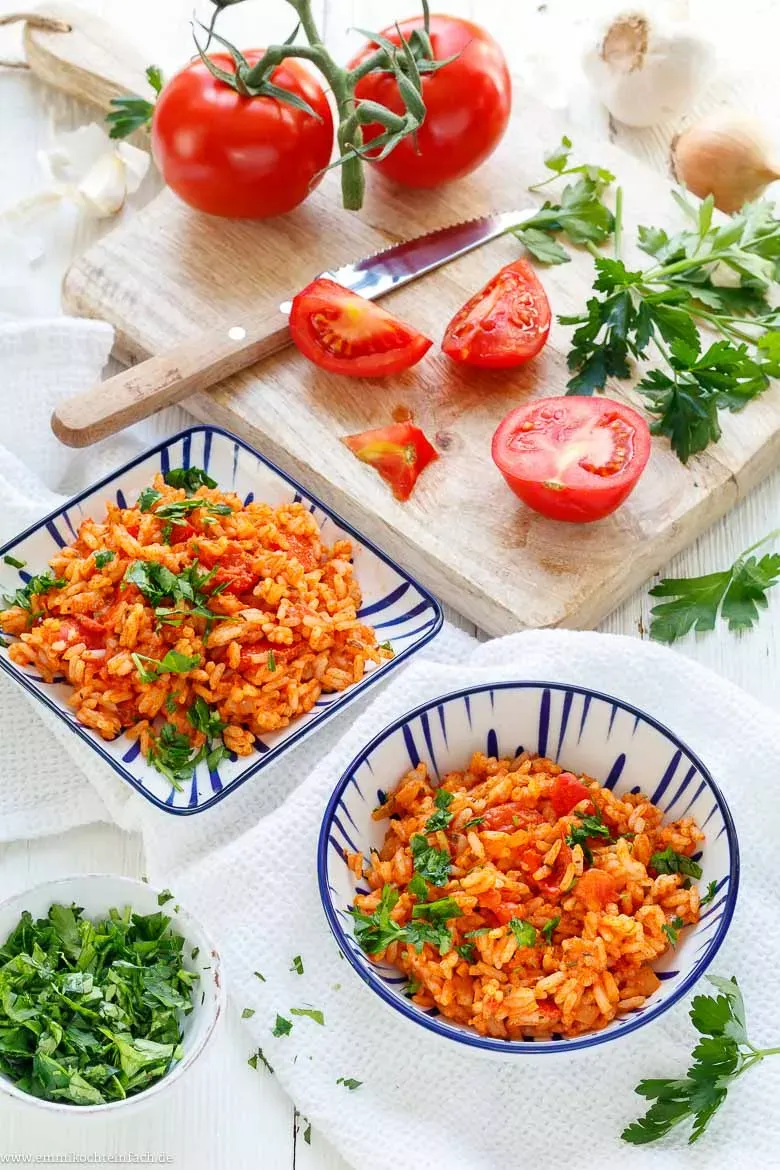 Griechischer Reis mit Tomaten und frischen Kräutern in einer Schale