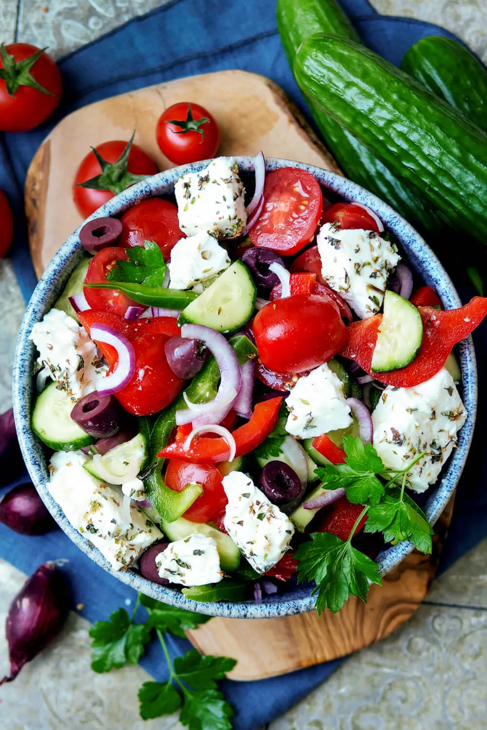 Griechischer Salat mit Feta, Oliven, Tomaten und Gurke in einer Schüssel