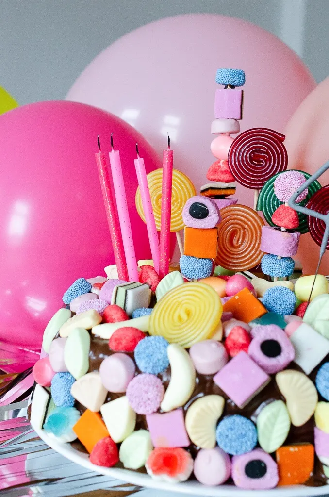 Große Auswahl an bunten Süßigkeiten wie Fruchtgummis, Lakritz und Marshmallows auf einer Arbeitsfläche