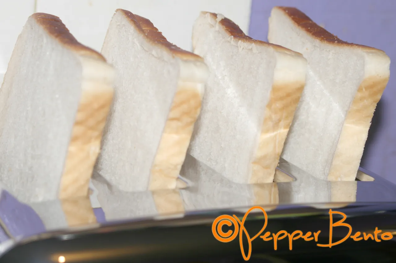 Große Brotscheiben in den tiefen Schlitzen des Breville VTT571 4-Scheiben-Toasters vor dem Röstvorgang.
