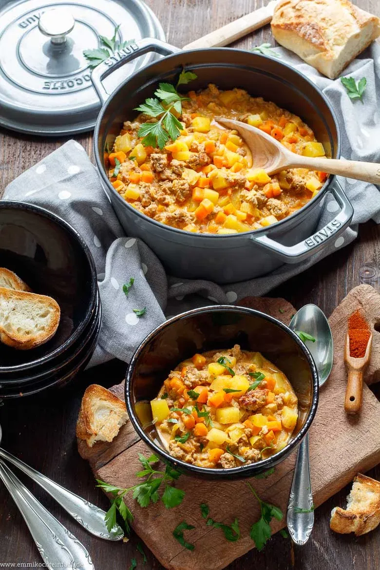 Große Portion Bauerntopf in einer Schüssel, perfekt als wärmendes Familienessen oder für Gäste