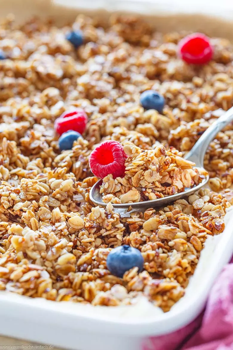 Große Schüssel mit selbstgemachtem Knuspermüsli, bereit zum Abfüllen oder Servieren.