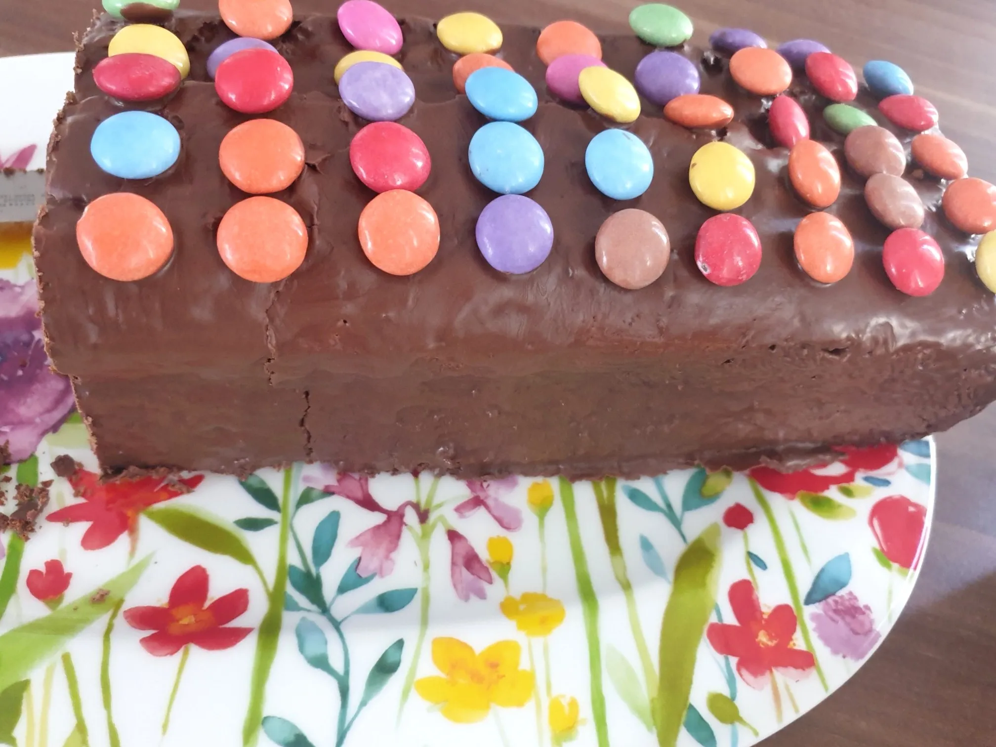 Großer Geburtstagskuchen Rehrücken mit bunten Smarties in Scheiben geschnitten