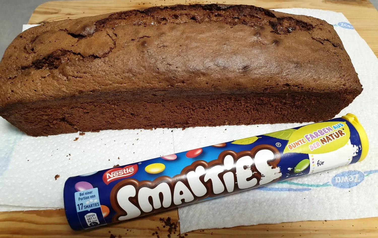 Großer Geburtstagskuchen Rehrücken wird mit Schokoladenglasur überzogen und mit Smarties dekoriert