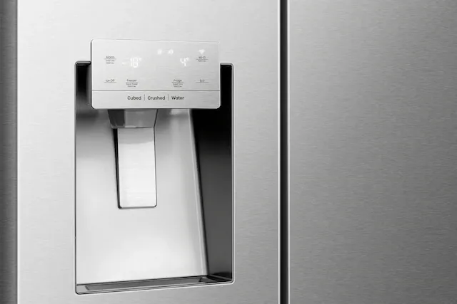 Großer Side-by-Side-Kühlschrank mit Eisschublade und vielen Staufächern