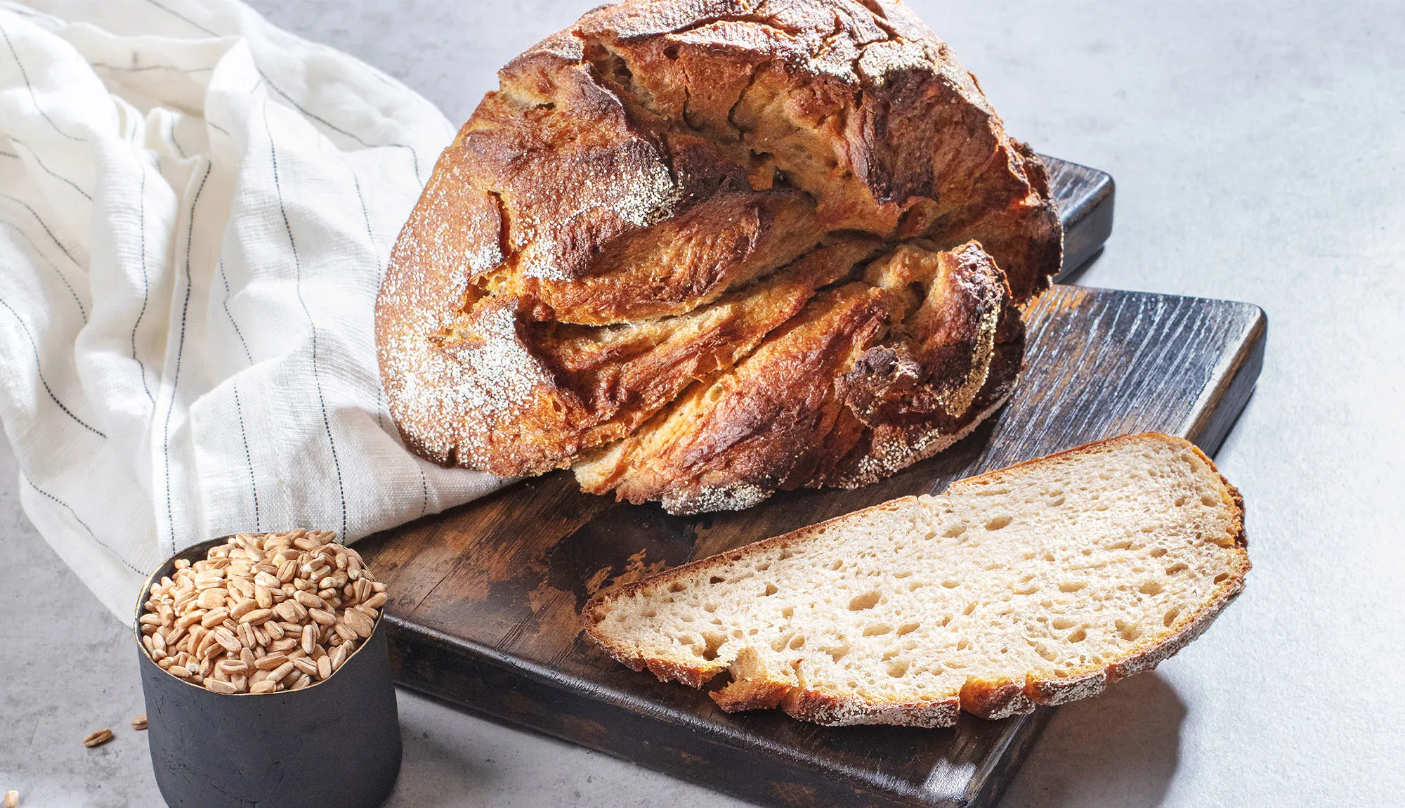 Großes Brot auf Holztisch, bereit zum Anschneiden
