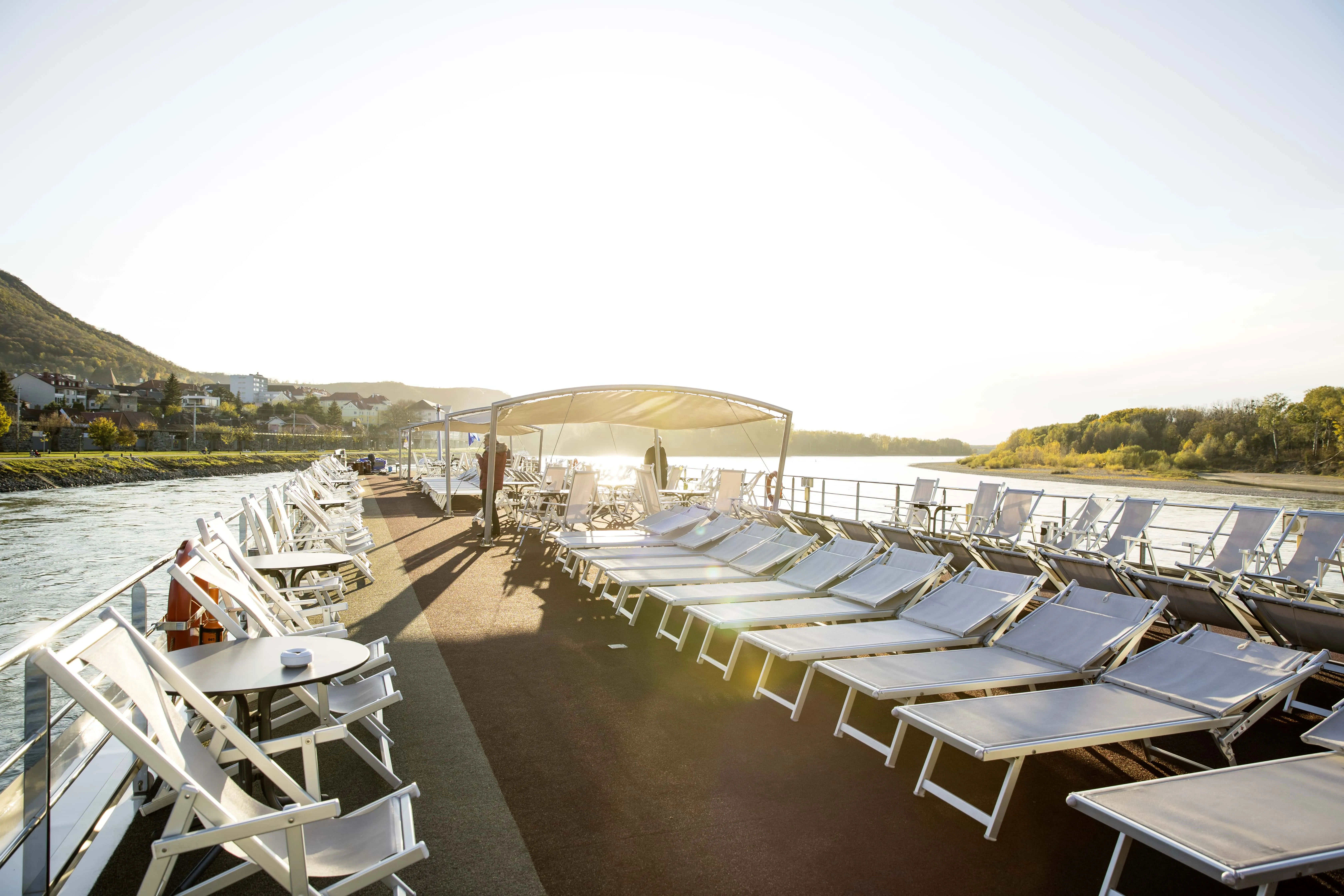 Großzügiges Sonnendeck der MS Nestroy mit bequemen Liegen und Loungemöbeln für entspannte Stunden auf der Donau