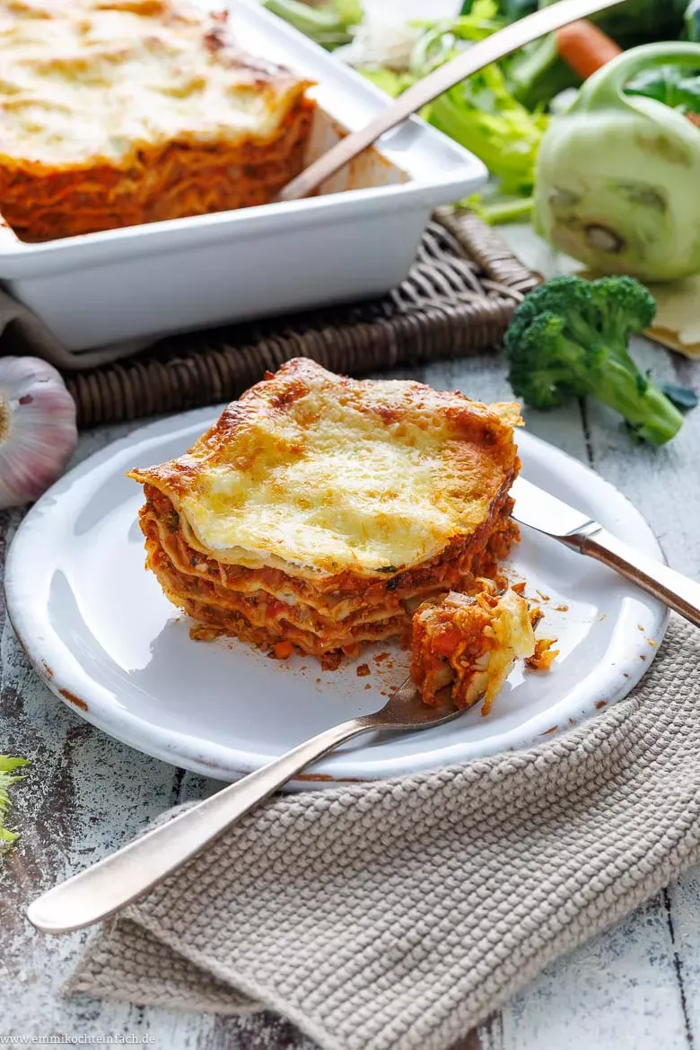 Großzügiges Stück Gemüselasagne auf einem Teller, perfekt als vollwertige Mahlzeit