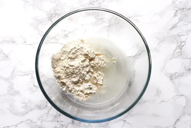 Grundrezept für elastischen Strudelteig der sich hauchdünn ziehen lässt