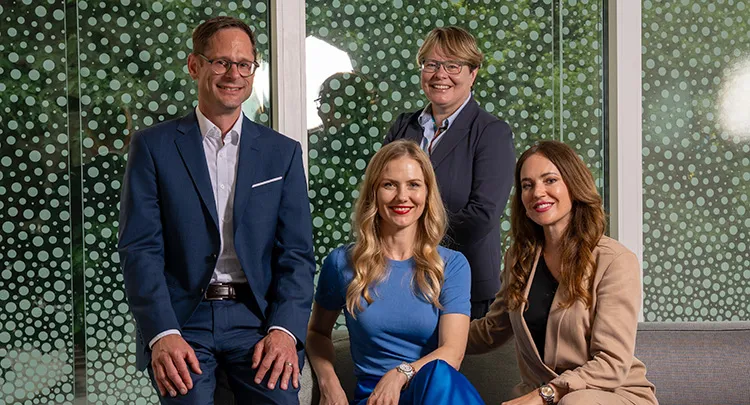 Gründungsteam von Ellexx Patrizia Laeri und Nadine Jürgensen im Gespräch mit Vertretern der Hypothekarbank Lenzburg