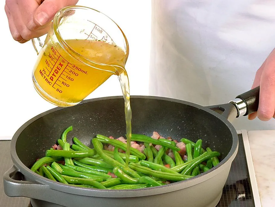 Grüne Bohnen gedünstet mit Brühe und Speckwürfeln