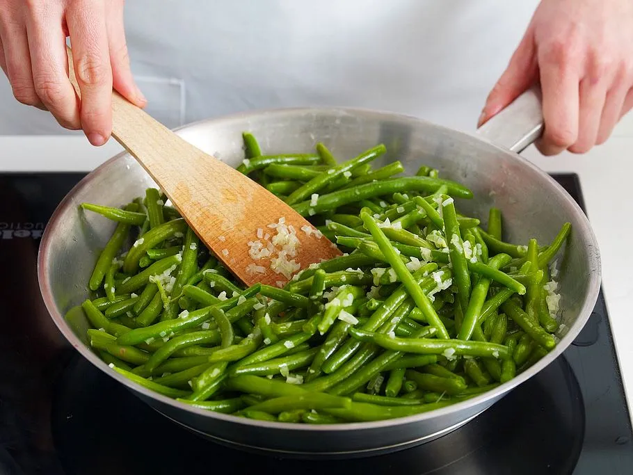 Grüne Bohnen werden in der Pfanne gebraten