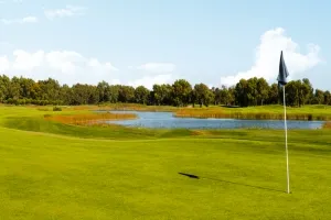 Grüne Fairways und raue Landschaft eines Küsten-Golfplatzes in Büsum-Dithmarschen