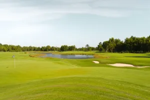 Grüner Golfplatz mit sanften Hügeln und strategisch platzierten Bunkern in Gut Apeldör