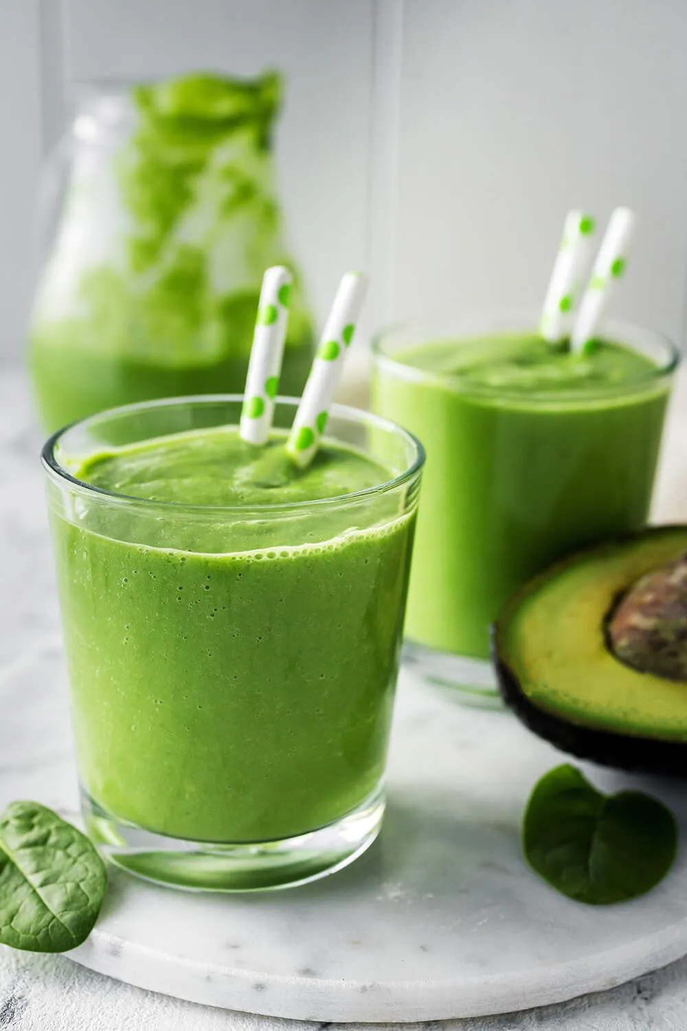 Grüner Smoothie mit Avocado, Spinat und Zitrone