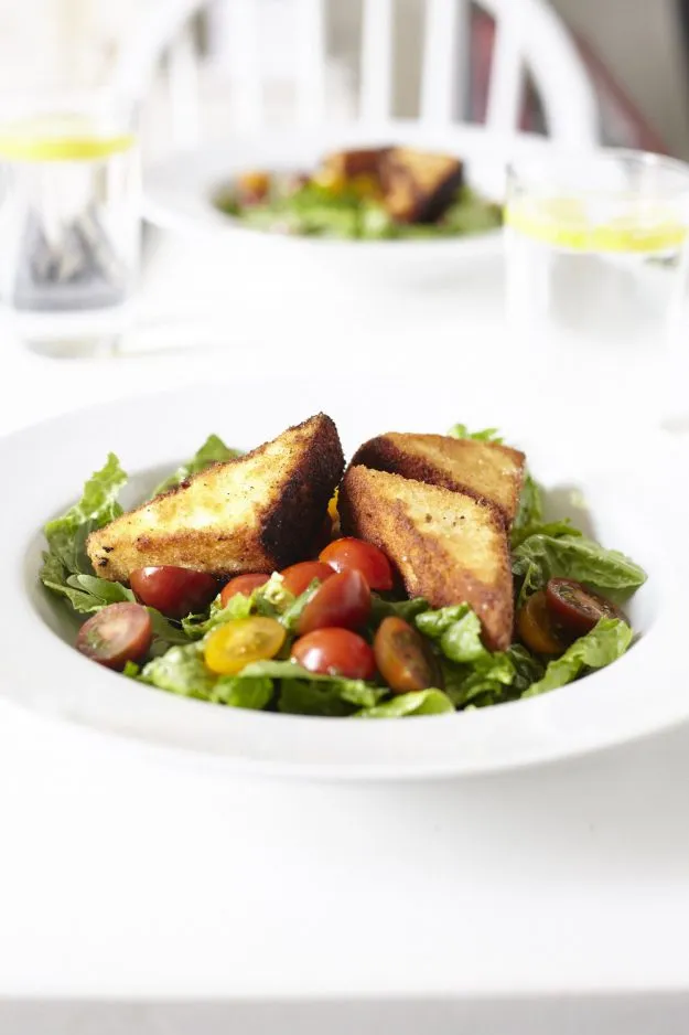 Grüner Sommersalat mit gebackenem Feta als köstliche und unkomplizierte Beilage