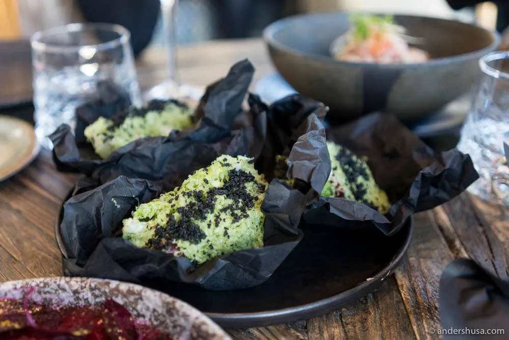 Grüner Taco mit Caesar-Sauce, Walnüssen, Sellerie, Apfel und knusprigem Panko, eine moderne Interpretation eines Klassikers